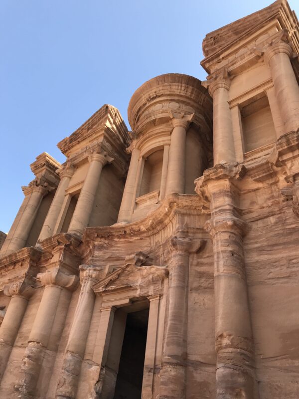 Monastery ad-Deir Petra v Jordánsku - pohľad na mohutný kláštor ad-Deir vytesaný Nabatejcami do skaly