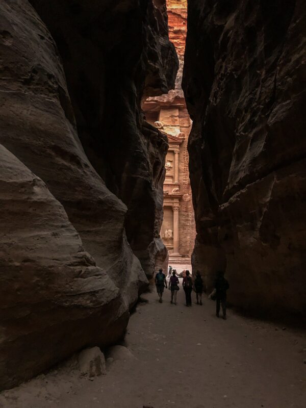 Úžina al-Siq Petra v Jordánsku - prírodná úžina al-Siq ústi rovno pred Pokladnicu
