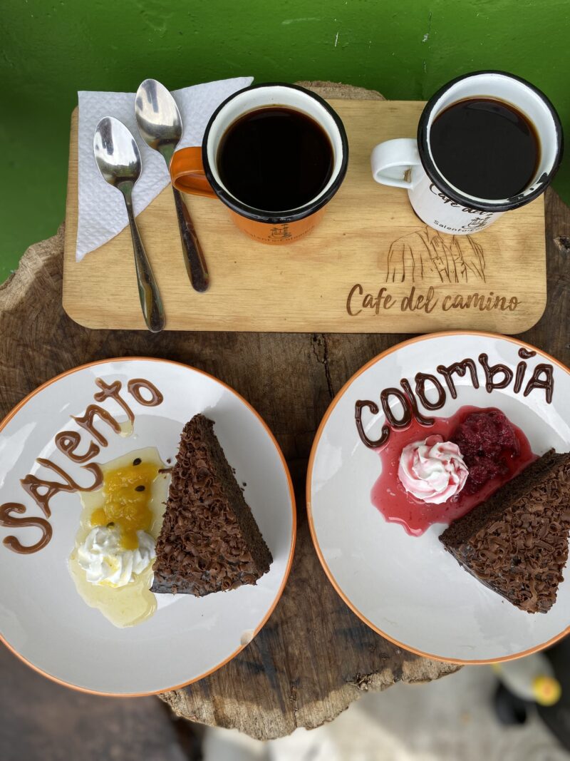 Kolumbijská káva s koláčom Salento - dve šálky kávy a pod nimi dva taniere s koláčmi s nápismi Salento a Colombia