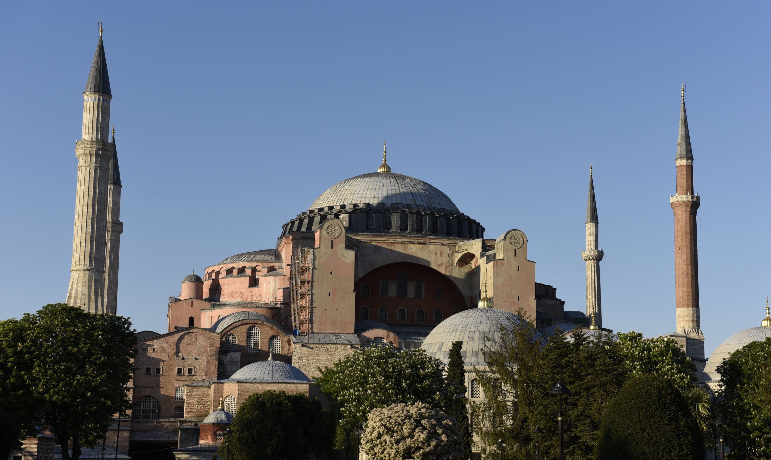 Hagia Sofia v Istanbule. Štyri minarety boli postavené po jej premene z kresťanského chrámu na islamskú mešitu.