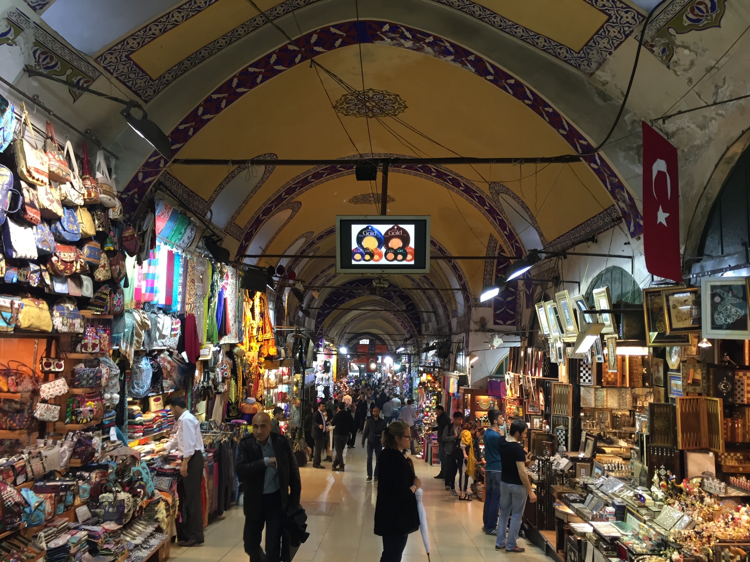 Moje TOP 5 miesta čo vidieť: Istanbul: ulička vo veľkom bazáre