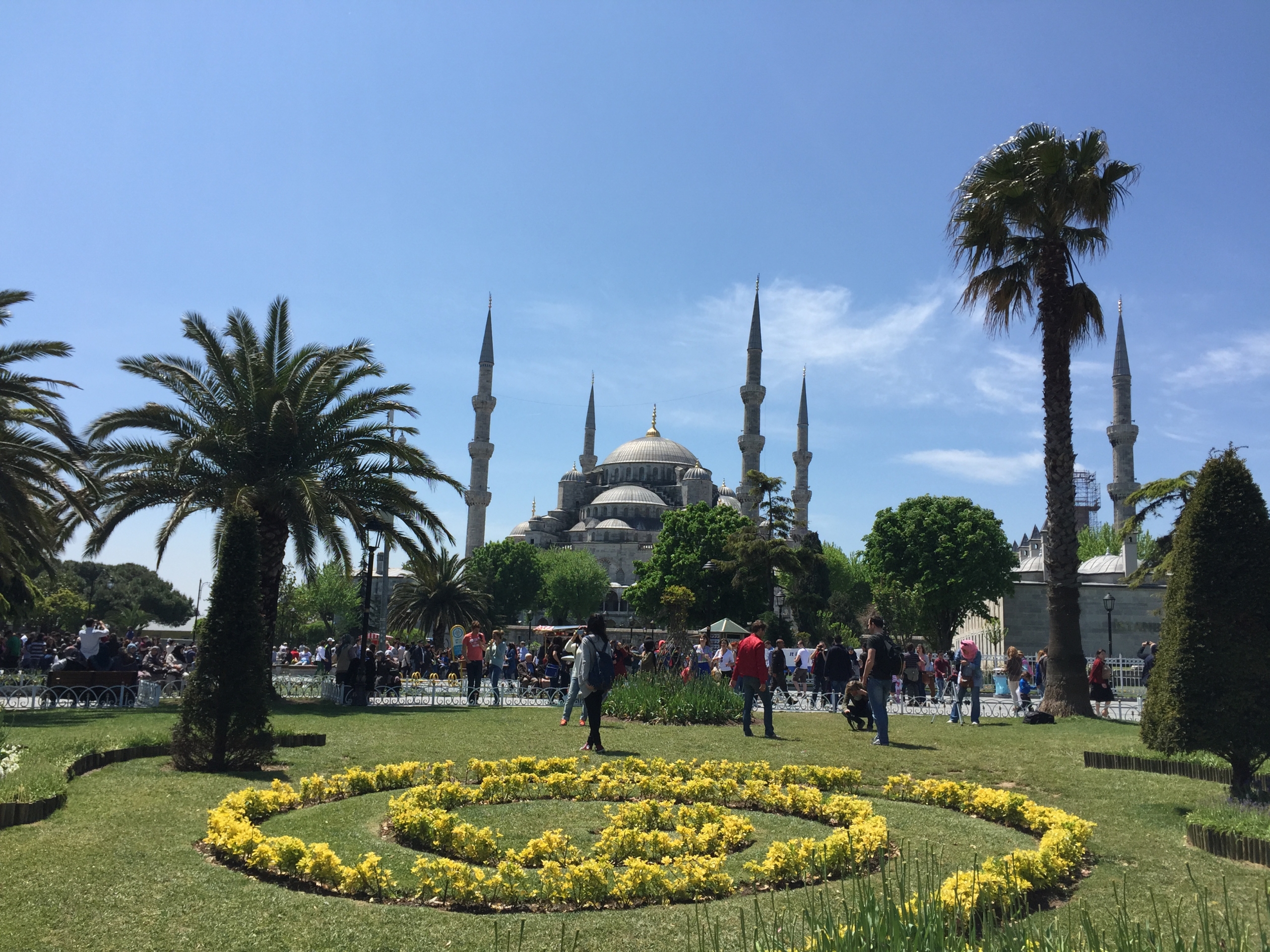 pohľad na park a vzadu Modrá mešita s šiestimi minaretmi v Istanbule