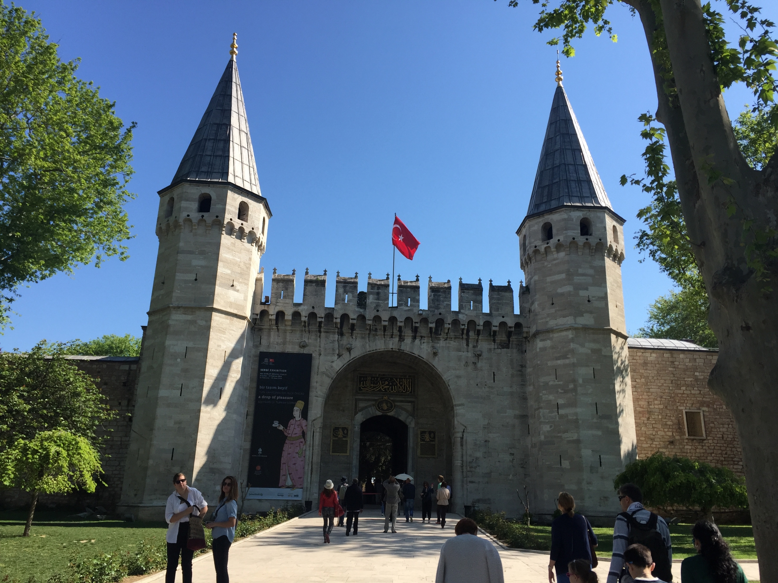 Moje TOP 5 miesta čo vidieť: Istanbul - vstupná brána do paláca sultánov s dvomi vežmi