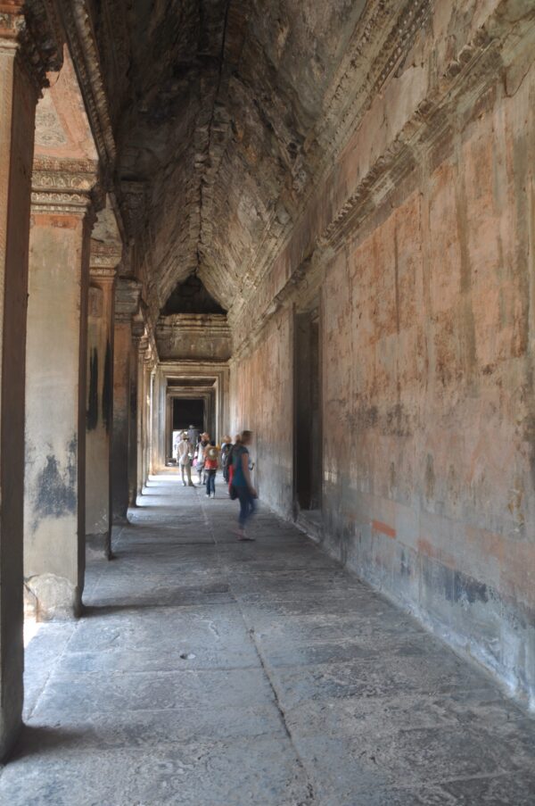 V chodbách Angkor Watu v Kambodži