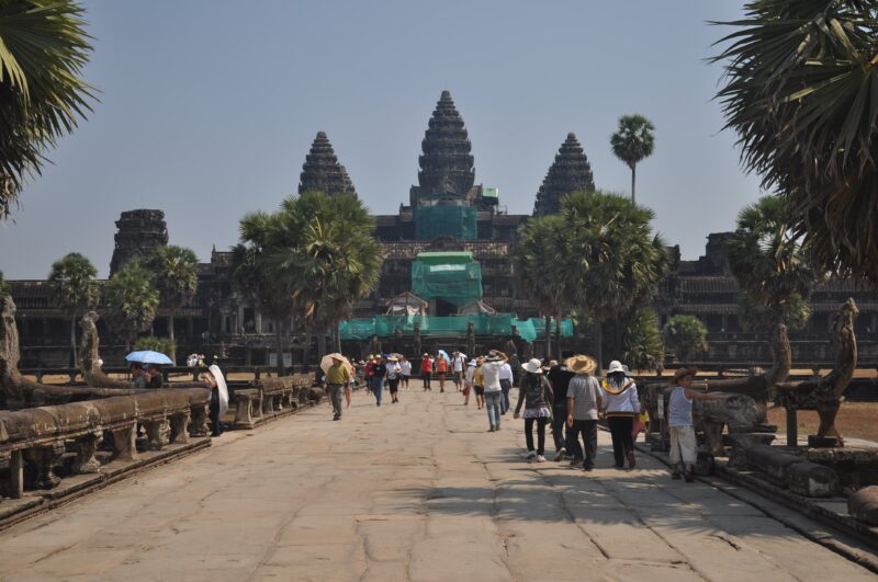 Kambodža - ulica k chrámu Angkor Wat