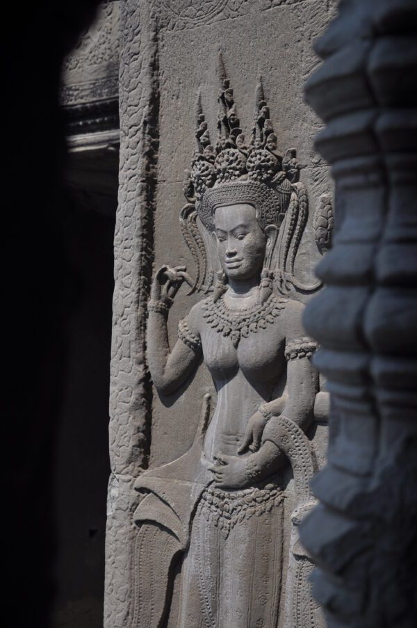 Kambodža - basreliéf tanečnice apsary v chráme Angkor Wat