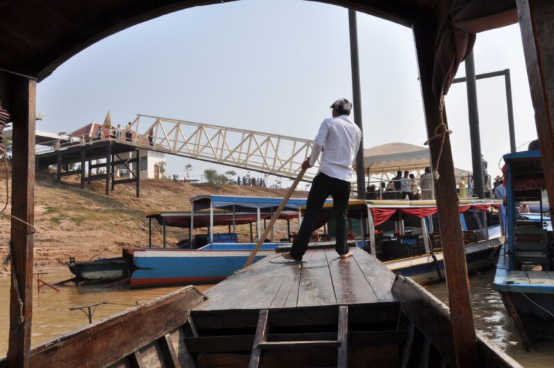 Kapitán stojaci na drevenej loďke, Tonlé Sap