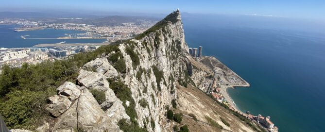 Gibraltar a jeho trčiaca skala nad morom