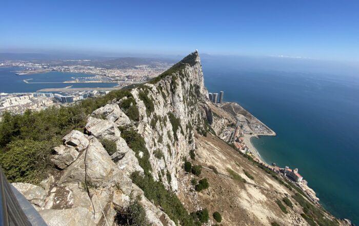 Gibraltar a jeho trčiaca skala nad morom