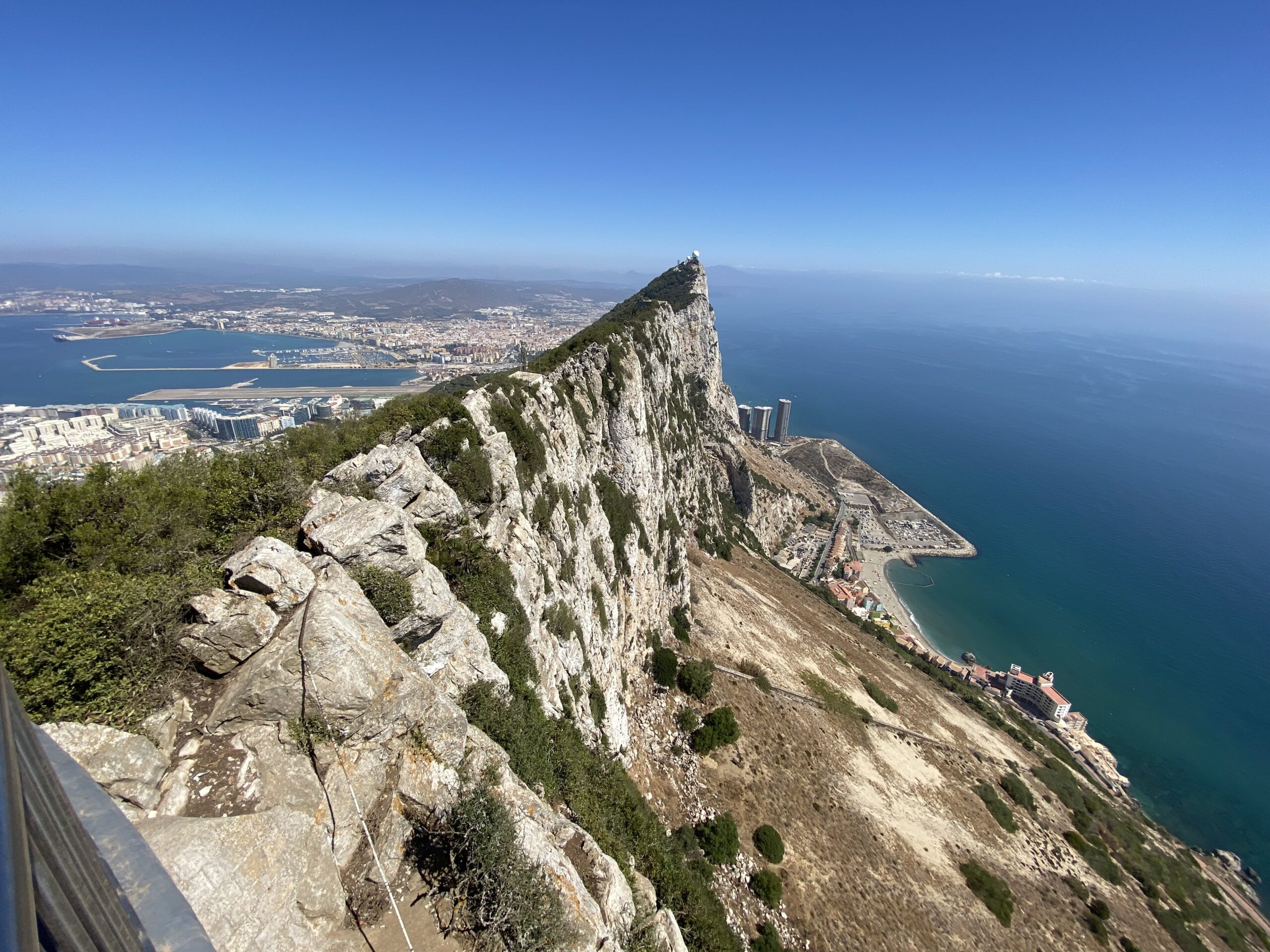 Gibraltar a jeho trčiaca skala nad morom
