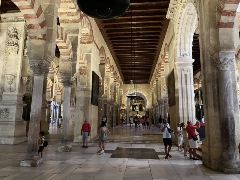 Córdoba - typické islamské podkovité stĺpy v Katedrále/Mezquite