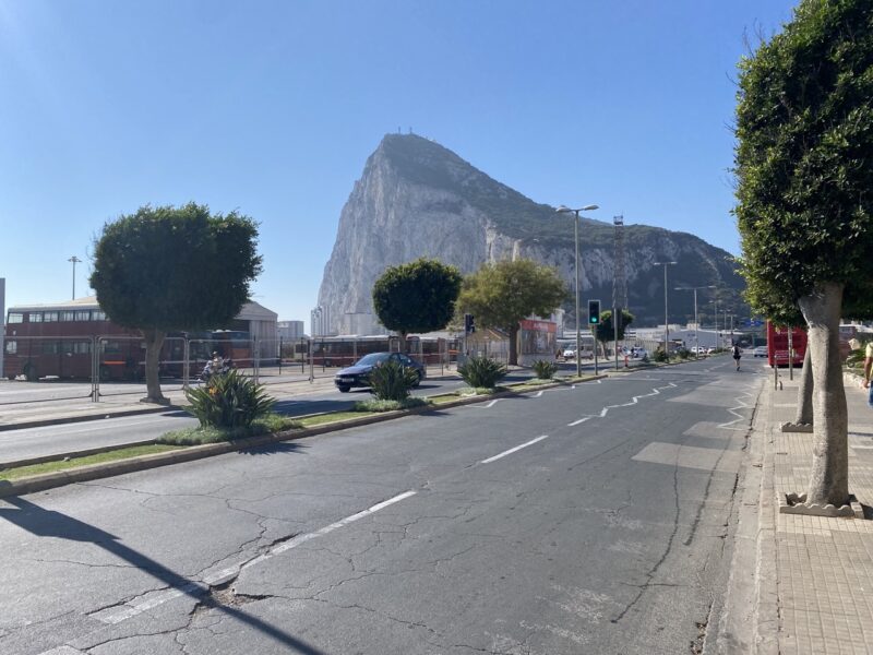 Gibraltar pohľad na cestu a skalu v pozadí