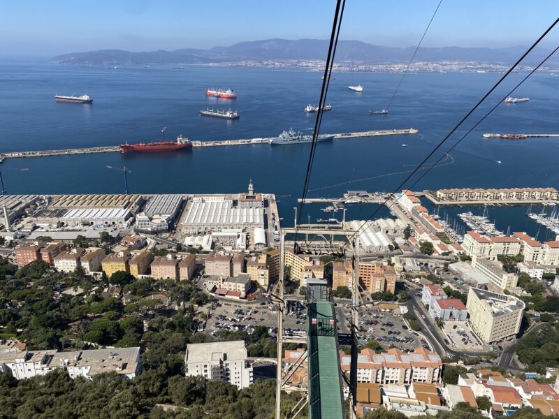 Gibraltár - pohľad z lanovky na skalu