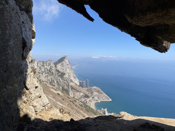 čo vidieť v Gibraltáre - výhľad na more z jaskyne