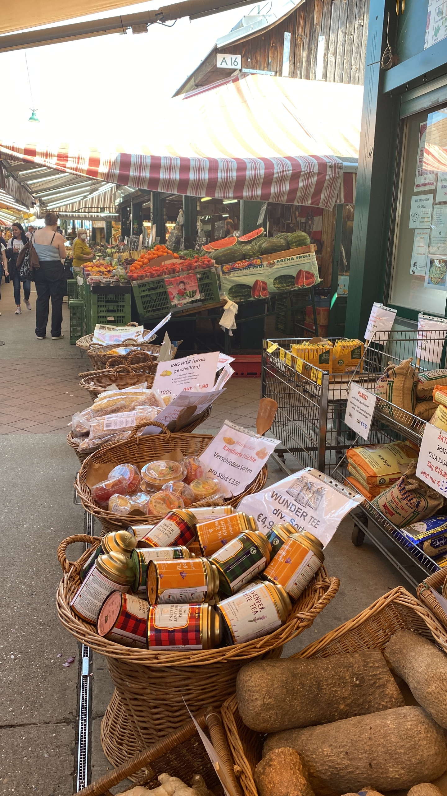 Naschmarkt, Viedeň Naschmarkt, Viedeň - pohľad na stánky s tovarom