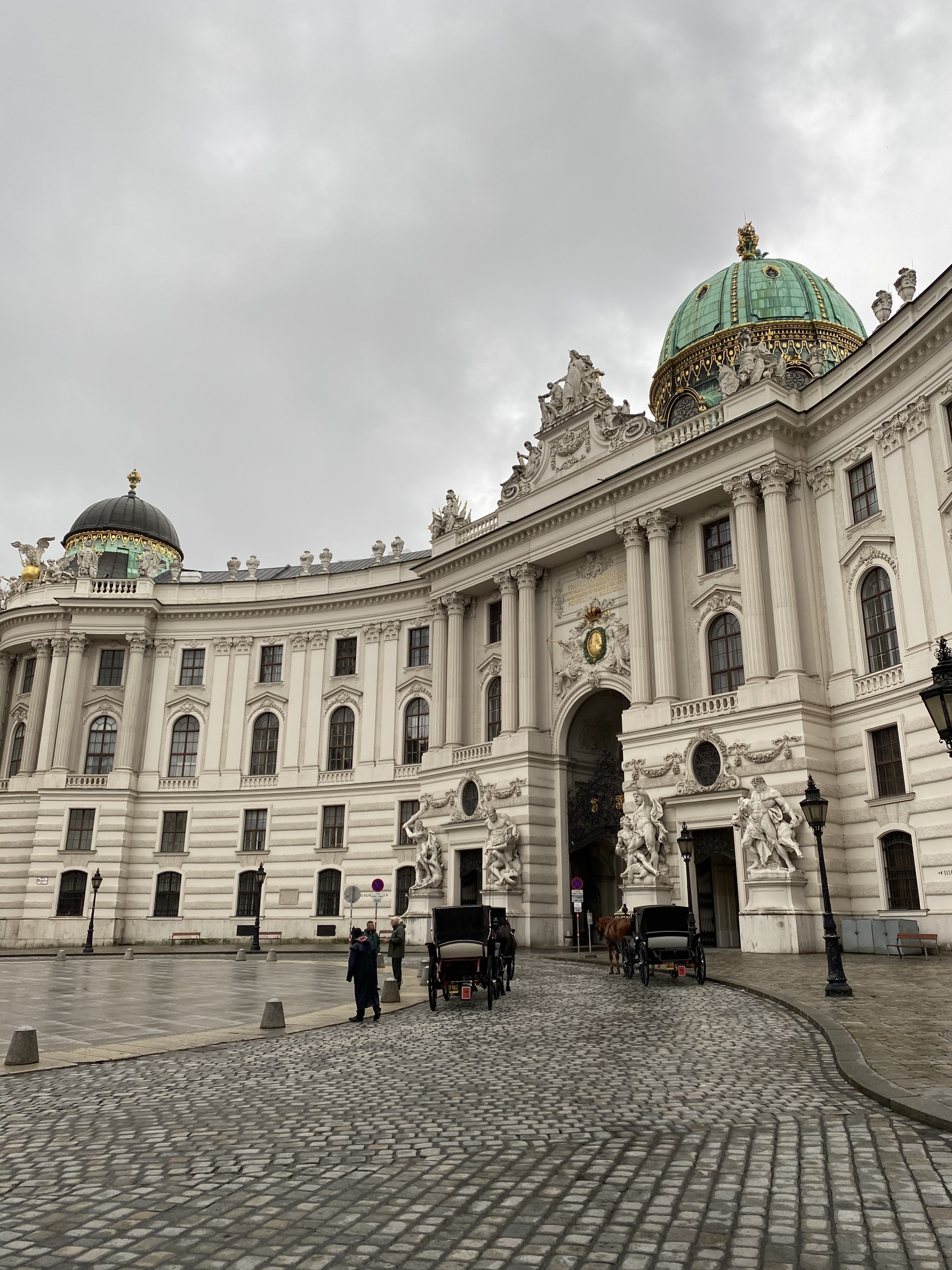 Hofburg Viedeň: čo vidieť za jeden deň: pohľad na jednu z častí paláca Hofburg