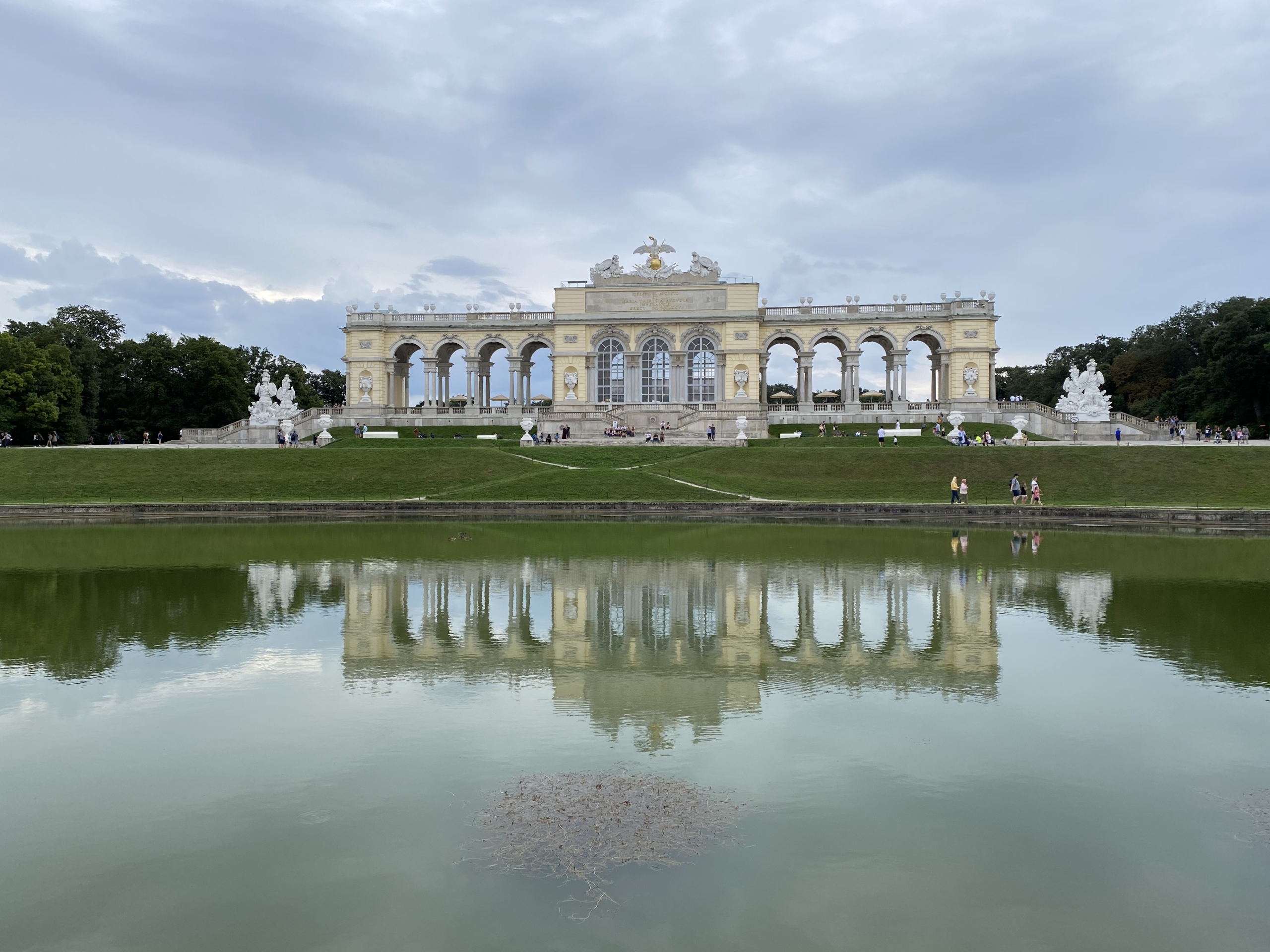 Glorietta Viedeň: Čo vidieť za jeden deň - pohľad na Gloriettu a jej odraz na hladine jazera