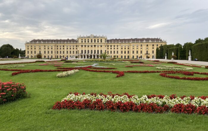 Palác Schönbrunn: pohľad na kvetiny v popredí a vzadu široká stavba paláca