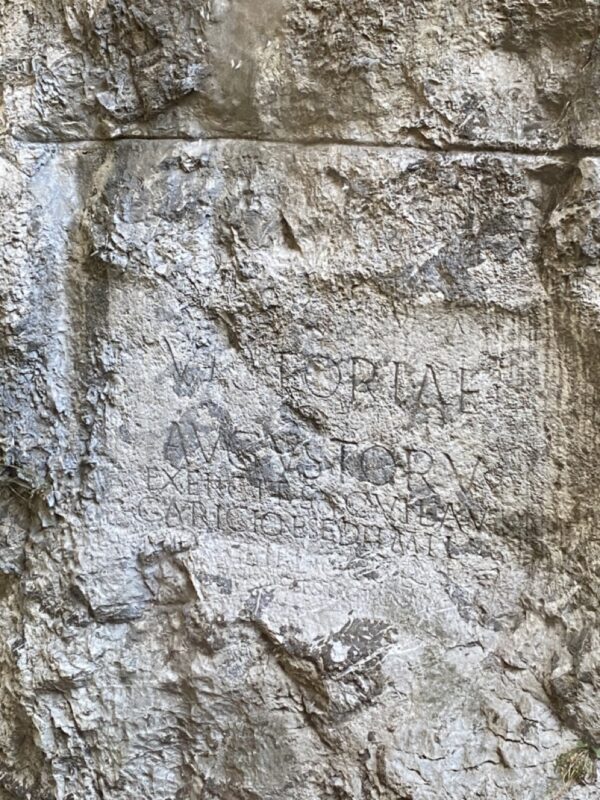 Po stopách známych osobností: Marcus Aurelius - Rímsky nápis na trenčianskej skale
