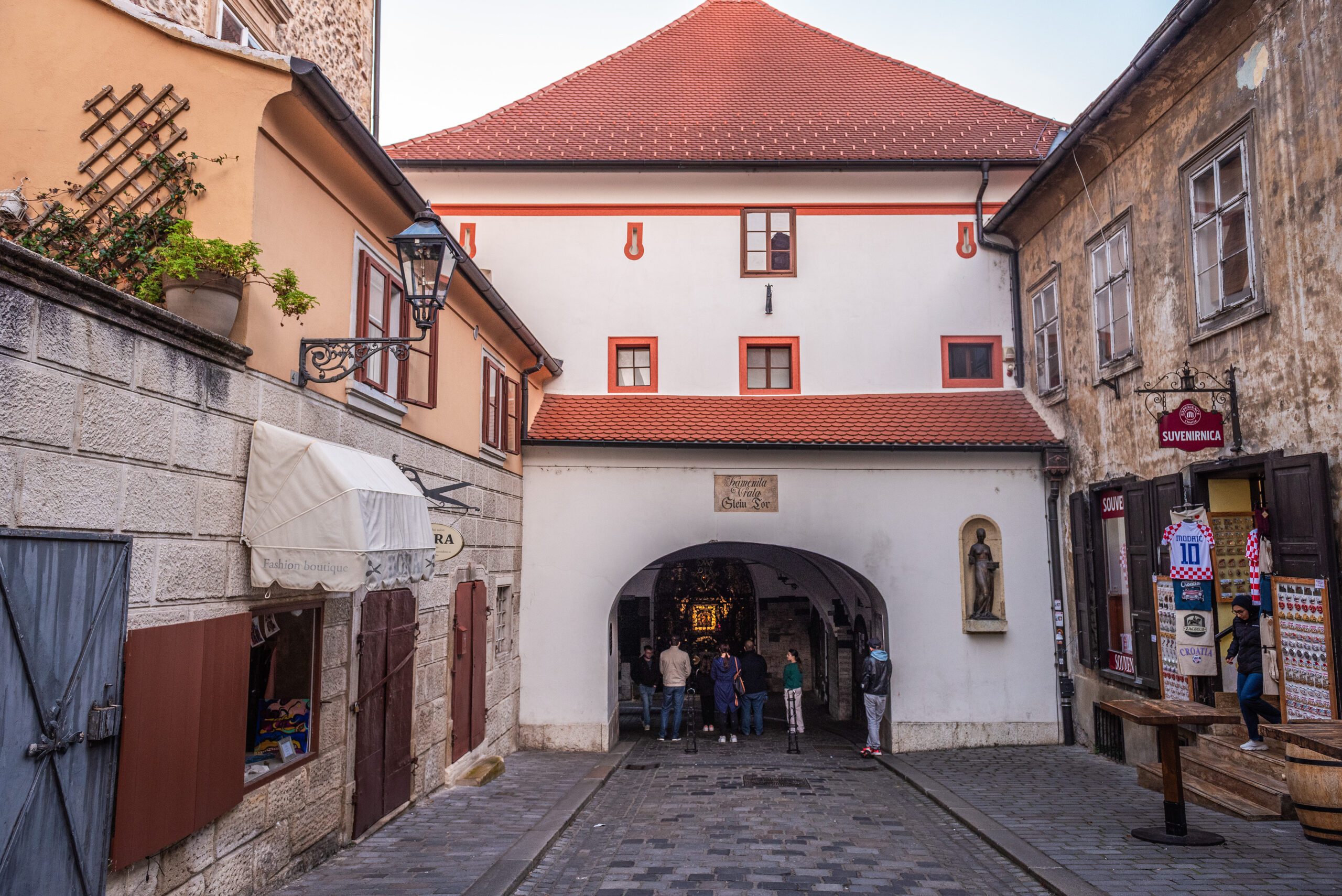 Kamenita vrata, Záhreb - brána do Horného mesta Záhrebu, ktorú tvorí stredoveká kamenná budova