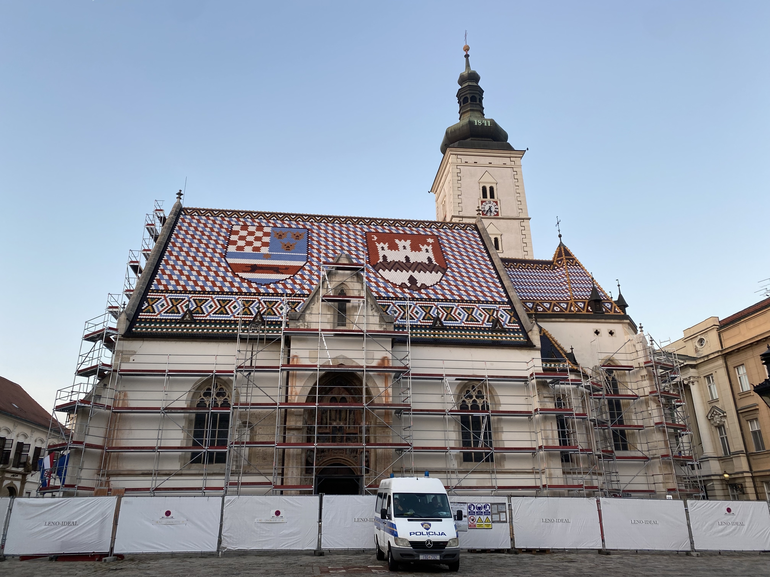 čo vidieť v Záhrebe - fotka kostola sv. Marka s ikonickou strechou, na ktorej je erb Záhrebu a erb Chorvátska