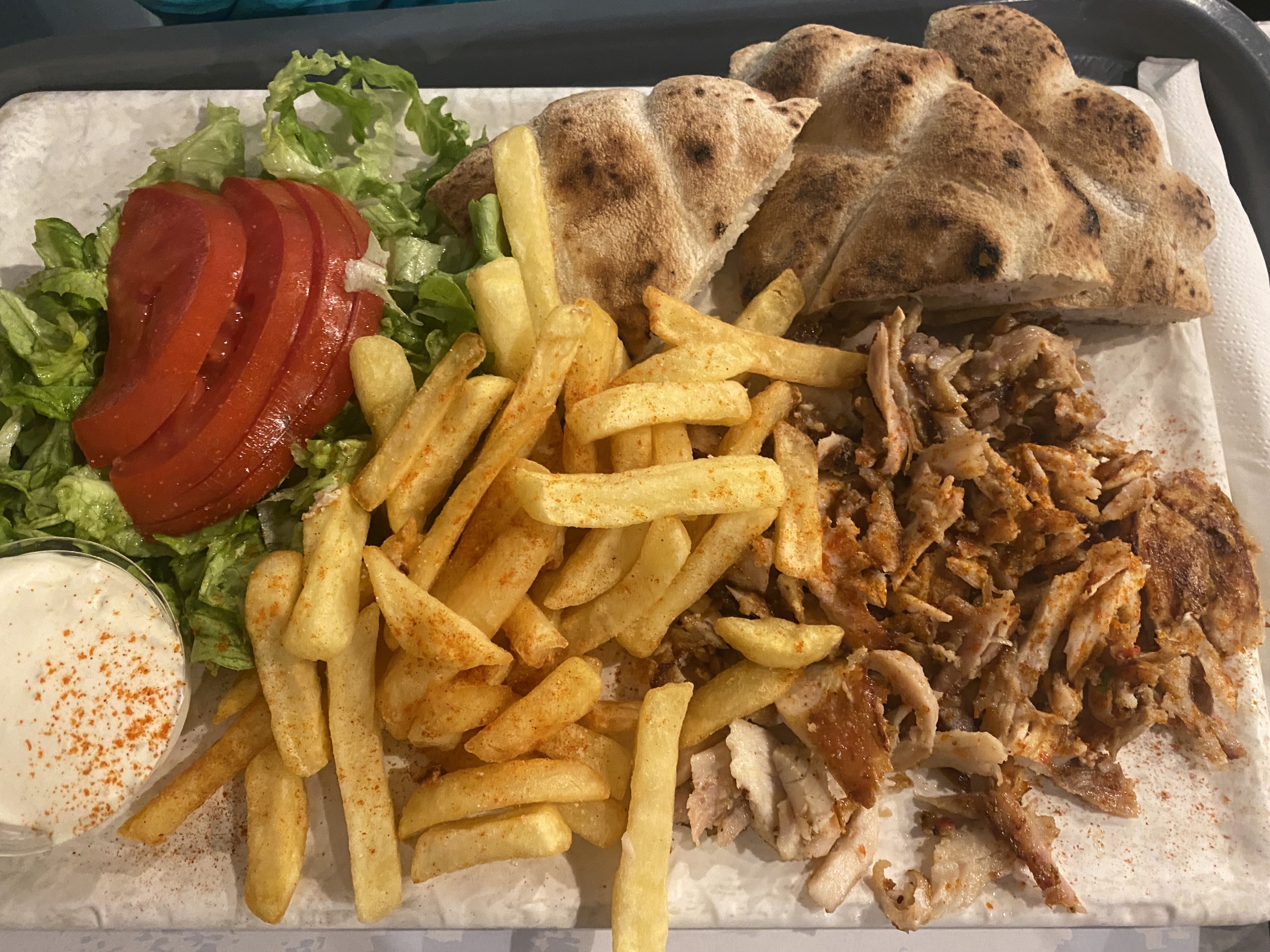 čo vidieť v Záhrebe - na fotke je kurací gyros tanier s hranolkami a pita chlebom, paradajkami a tzatziki
