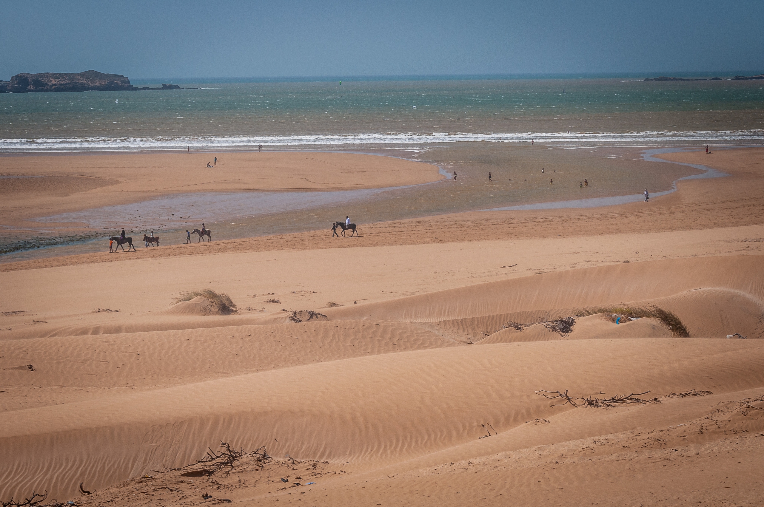 Maroko Essaouira a pohľad z duny na oceán, deltu rieky a prechádzajúce kone