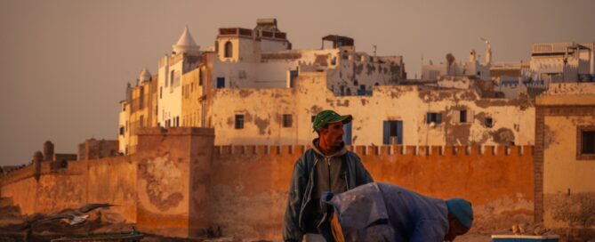 Essaouira, rybári pripravujú ryby pred hradbami mesta