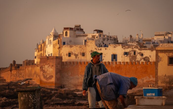 Essaouira, rybári pripravujú ryby pred hradbami mesta