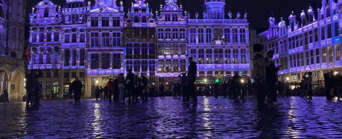 Pohľad na nočné hlavné námestie v Bruseli nasvietené na fialovo