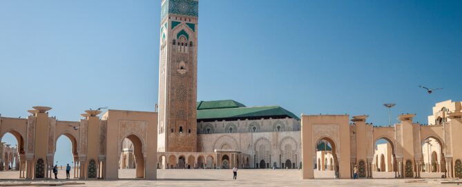 Casablanca - pohľad na rozľahlé námestie v strede je mešita s vysokým minaretom