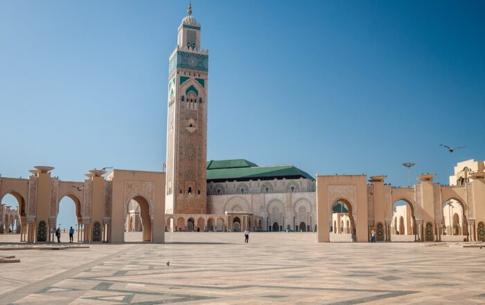 Casablanca - pohľad na rozľahlé námestie v strede je mešita s vysokým minaretom