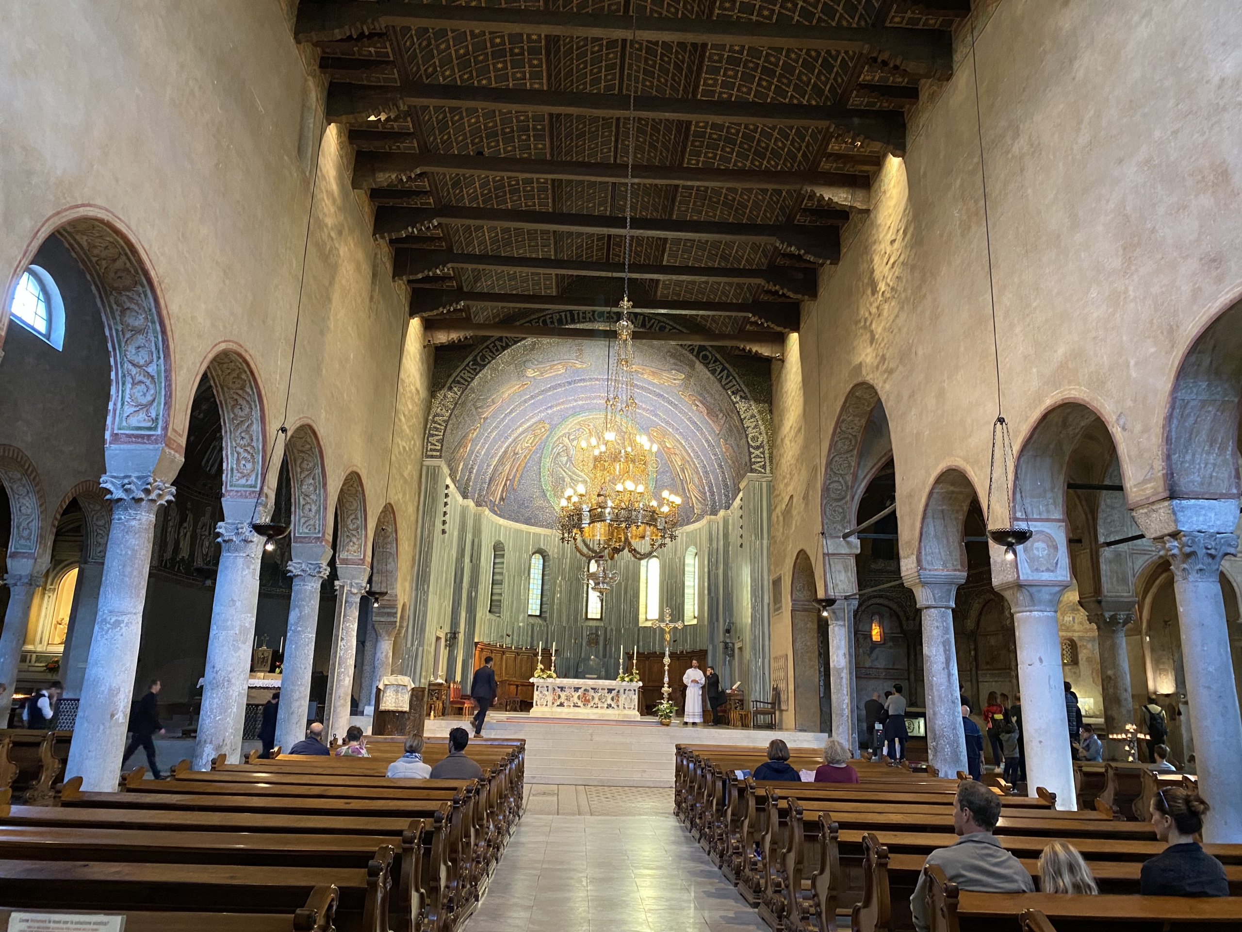 čo vidieť v Terste - pohľad na lavice v katedrále San Giusto a v pozadí modrá mozaika