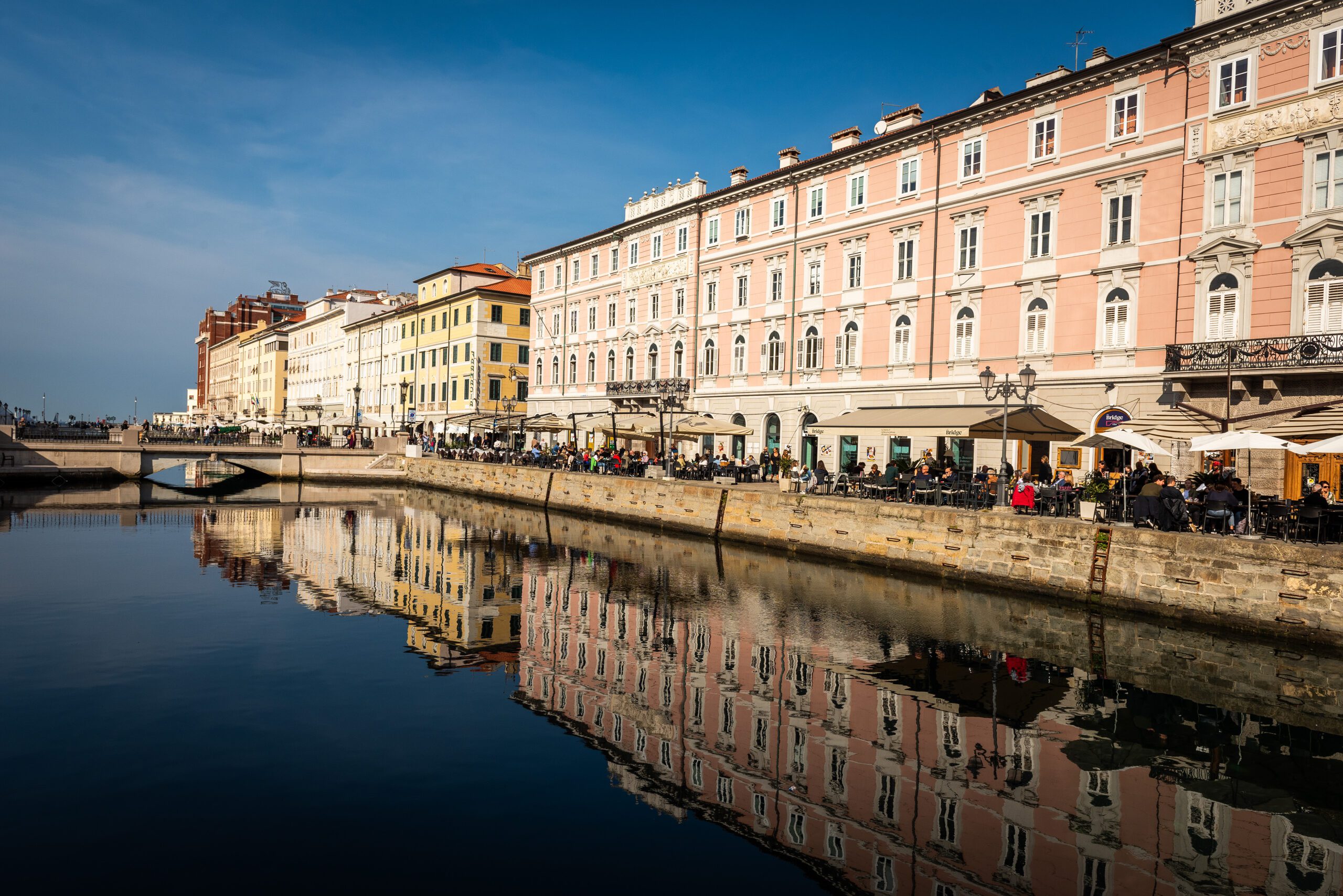 odraz budovy vo vodách na kanáli Grande v Terste