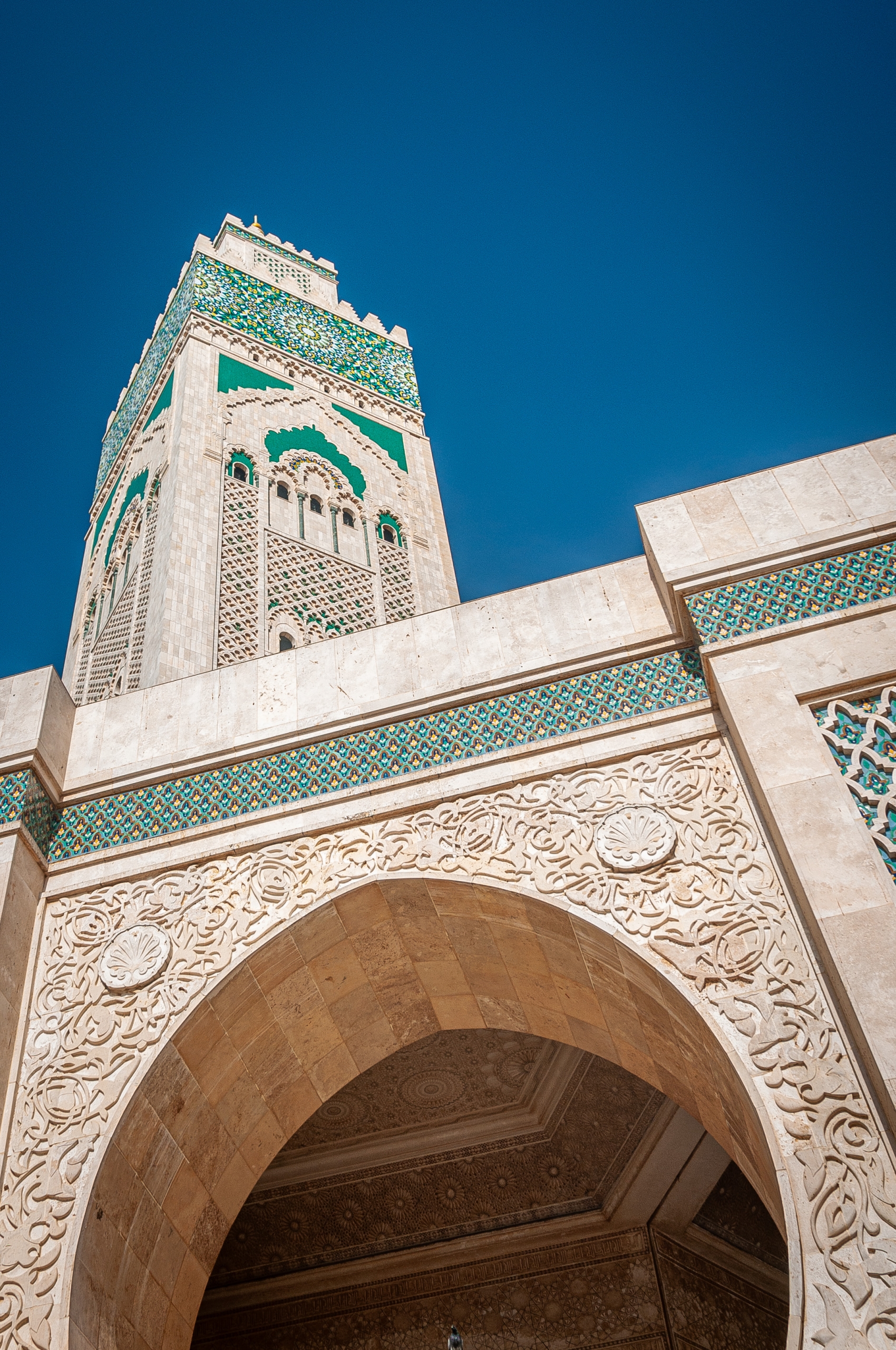 Minaret v Casablance Z Casablancy do Fésu: Spodný pohľad na obrovský minaret mešity Hasana II. v Casablance