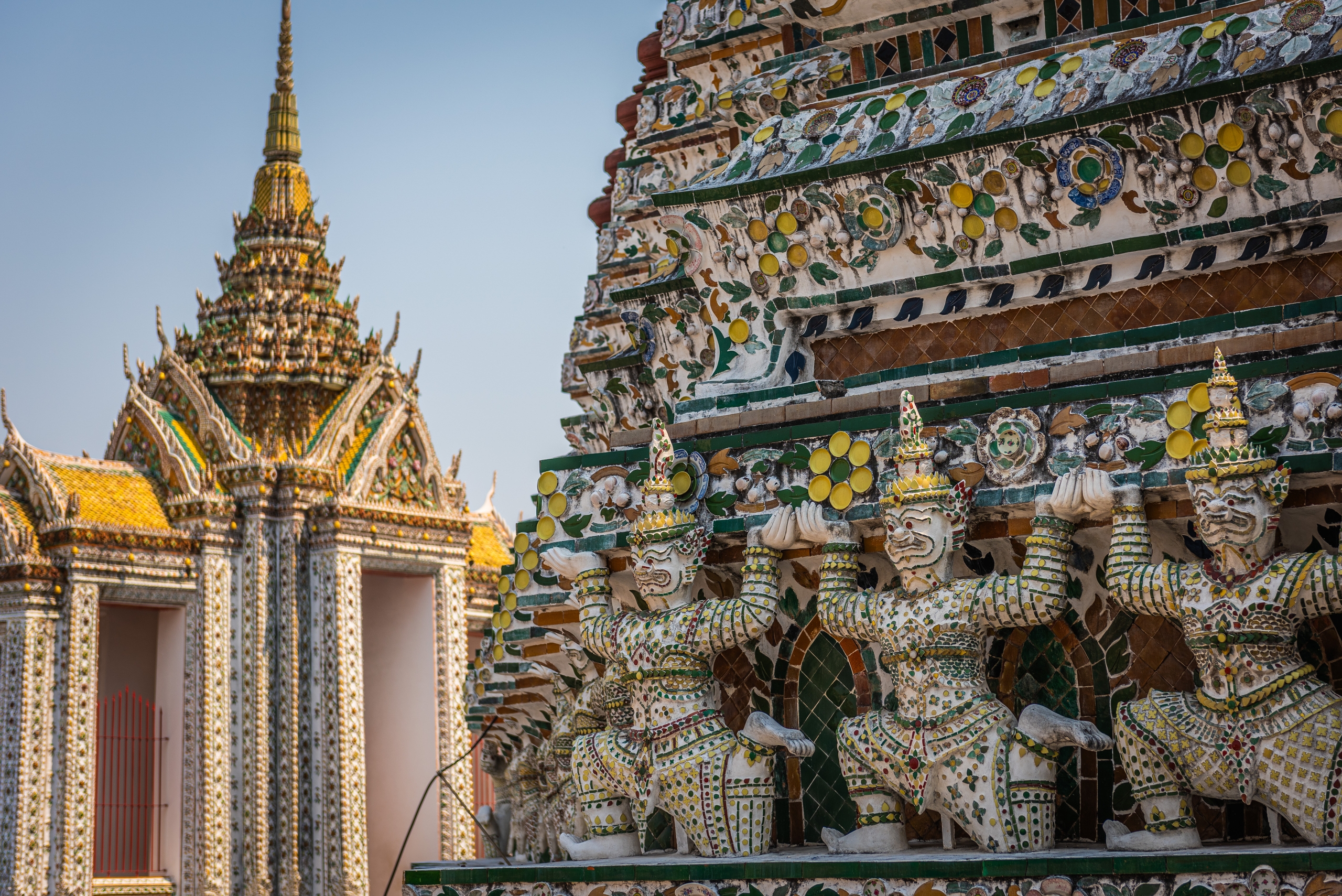 Thajsko Itinerár na 14 dní po Thajsku - jakšovia a opice v pozadí stúpa chrámu Wat Arun (Chrámu úsvitu)