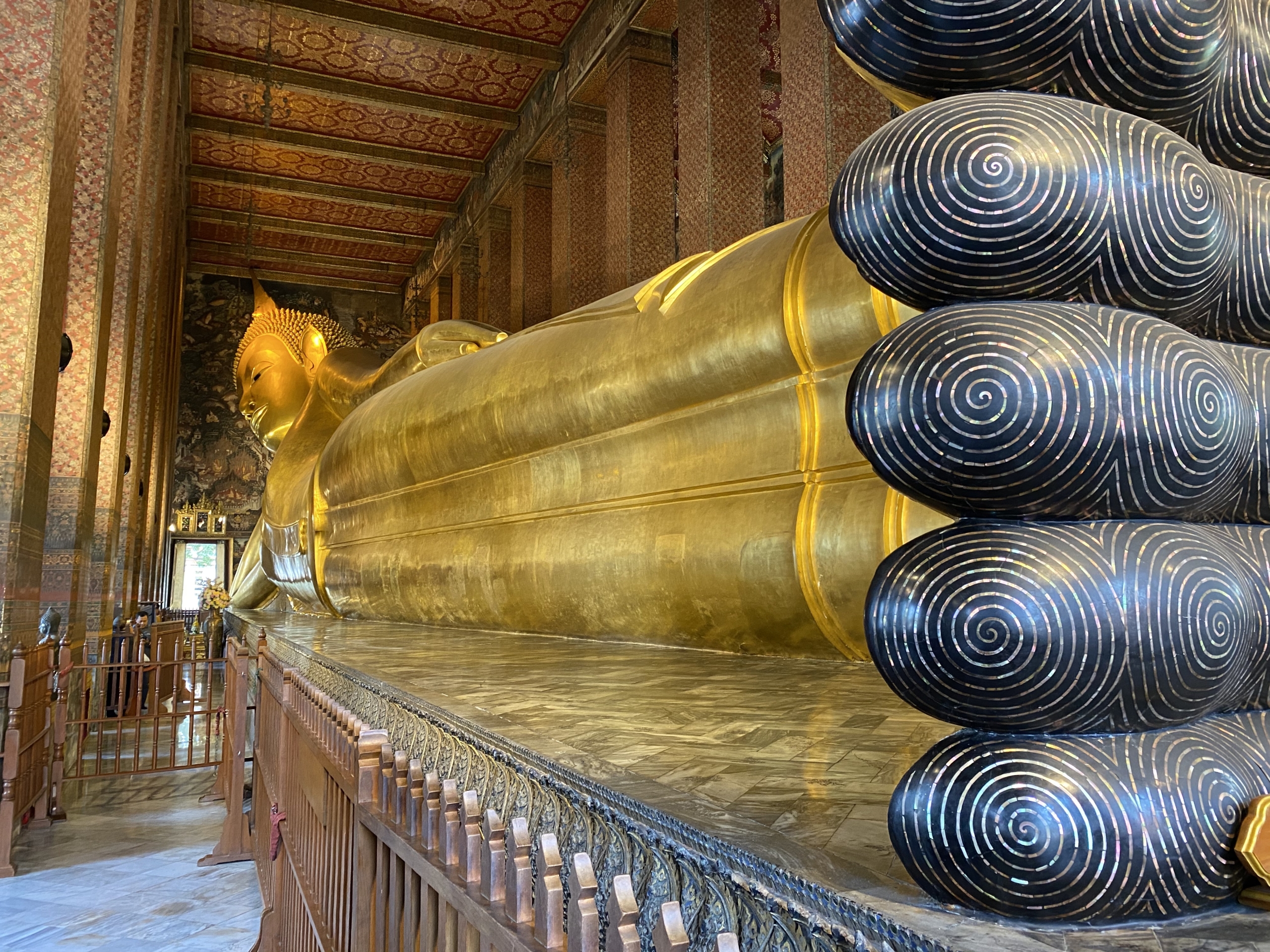 Ležiaci Buddha Itinerár na 14 dní po Thajsku - Zlatý ležiaci Buddha s dlhými nohami