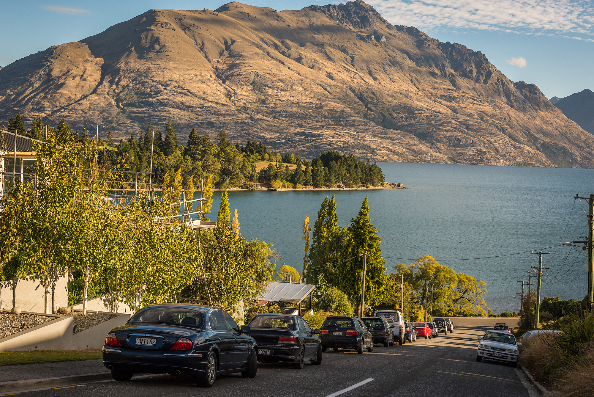 Queenstown, Nový Zéland Itinerár na 8 dní po Novom Zélande: pohľad z ulice Queenstownu na jazero Wakatipu