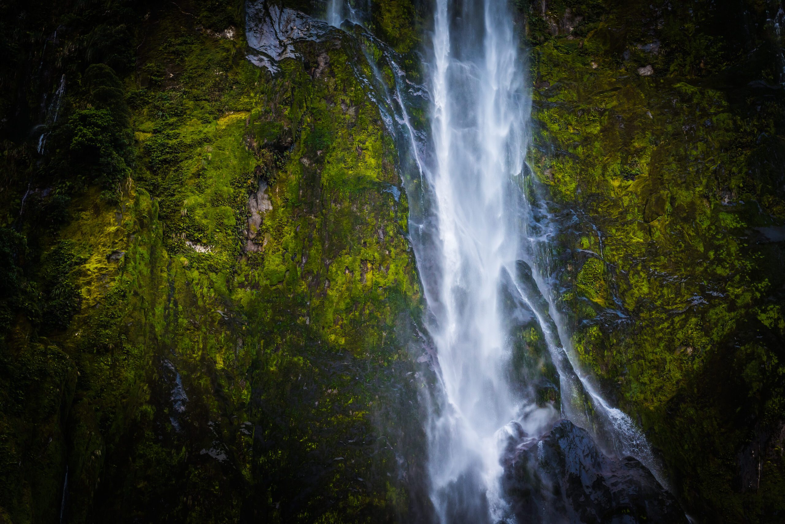 Milford Sound, Nový Zéland pohľad na vodopád v Milford Sound