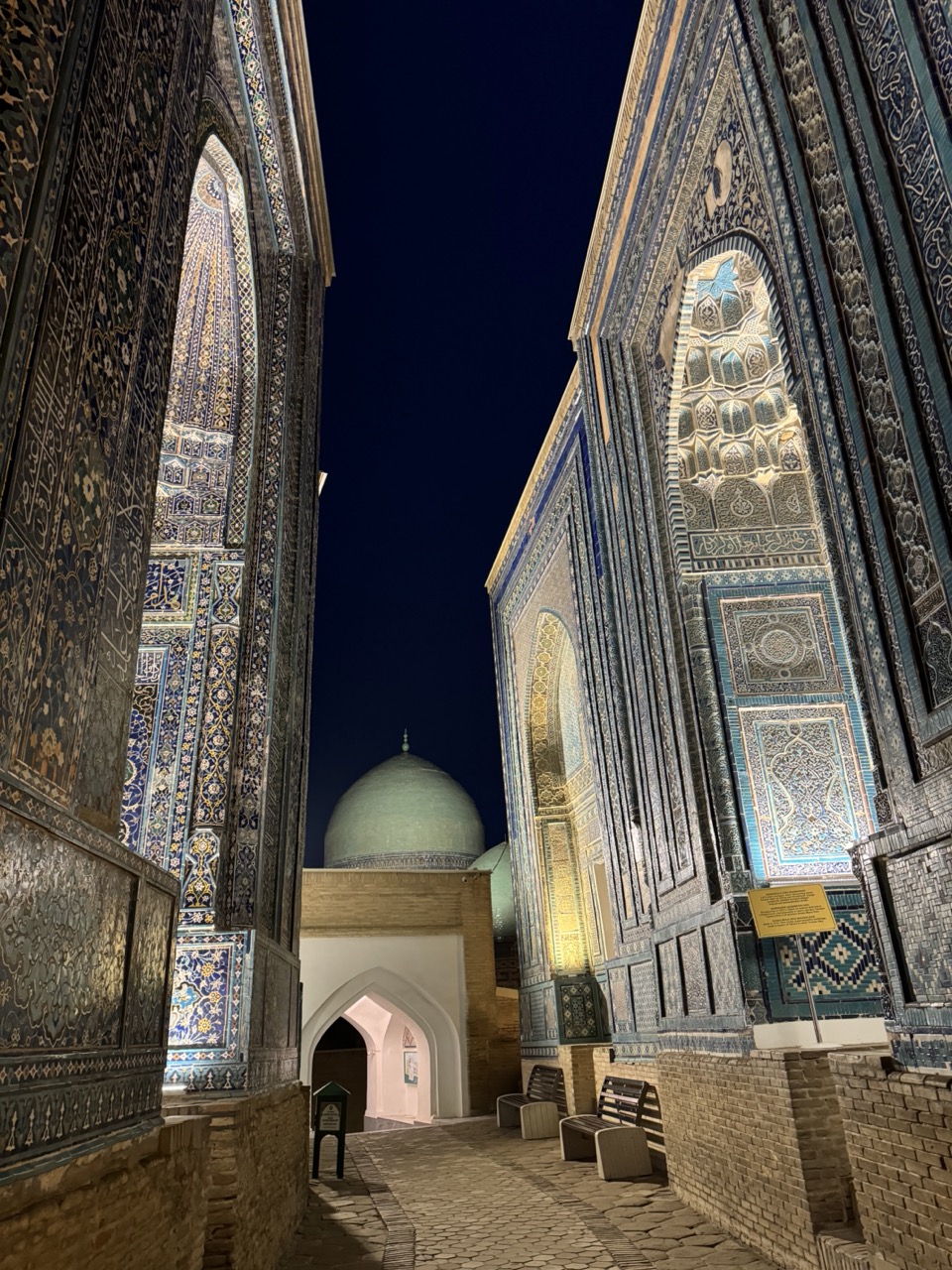 Shah-i-Zinda, Samarkand čo vidieť v Samarkande - nočný pohľad na farebné maúzóleá v nekropole Shah-i-Zinda
