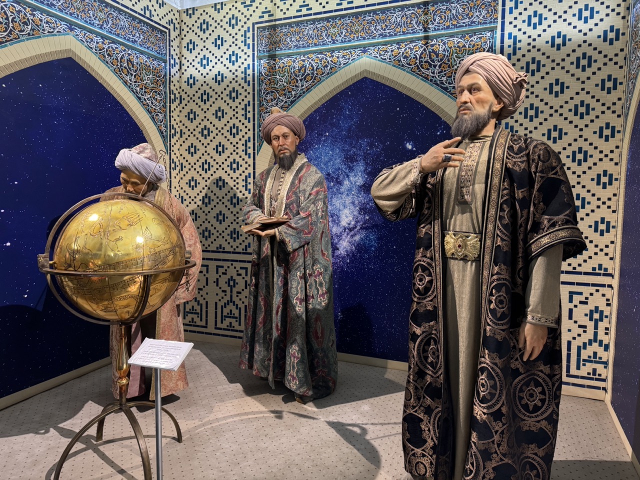 učenci v múzeu Ulugbekovej medrese múzeum v Ulugbekovej medrese - učenci