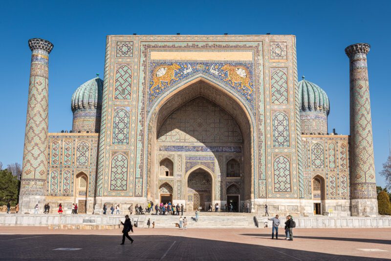 Samarkand Čo vidieť v Samarkande - pohľad na Šerdor medresu, nádherne zdobenú nádherným vyobrazením leva pri love s tvárou s mongoloidnými črtami