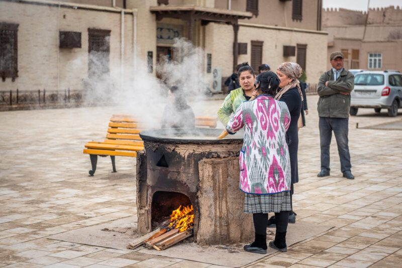 Chiva - ženy varia sladkú pastu sumalak pri príležitosti sviatku nowruz