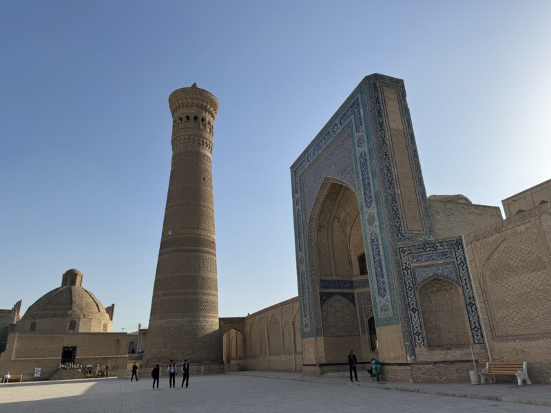 Buchara pohľad na vysokú vežu Kalonský minaret