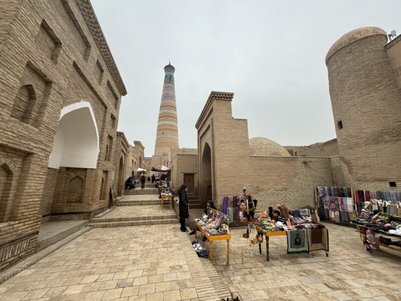 Chiva - trh a vzadu farebný štíhly minaret Islama Khodju