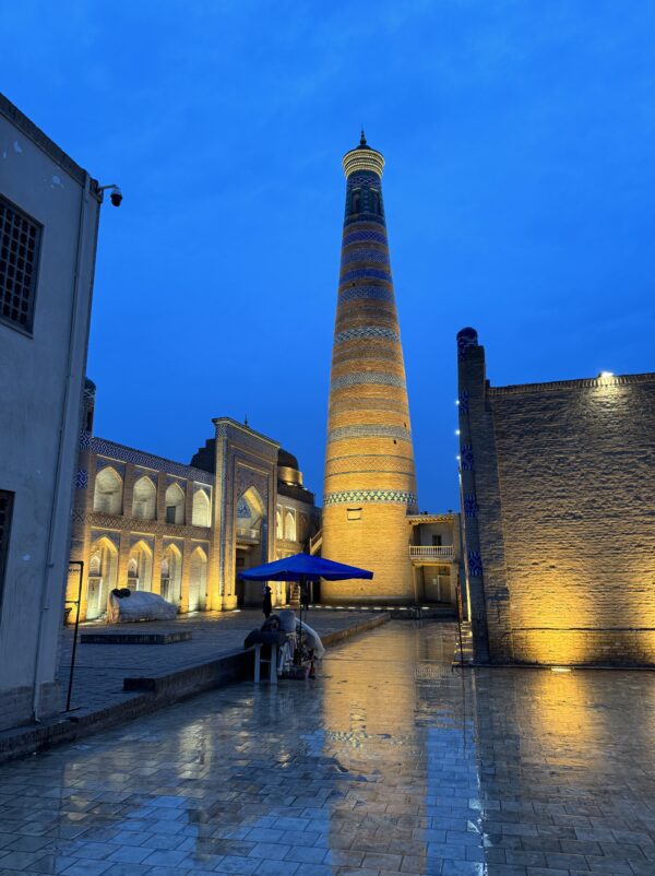 Islam Chodža minaret pri zotmení