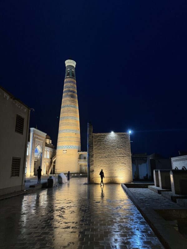 minaret nasvietený v tme