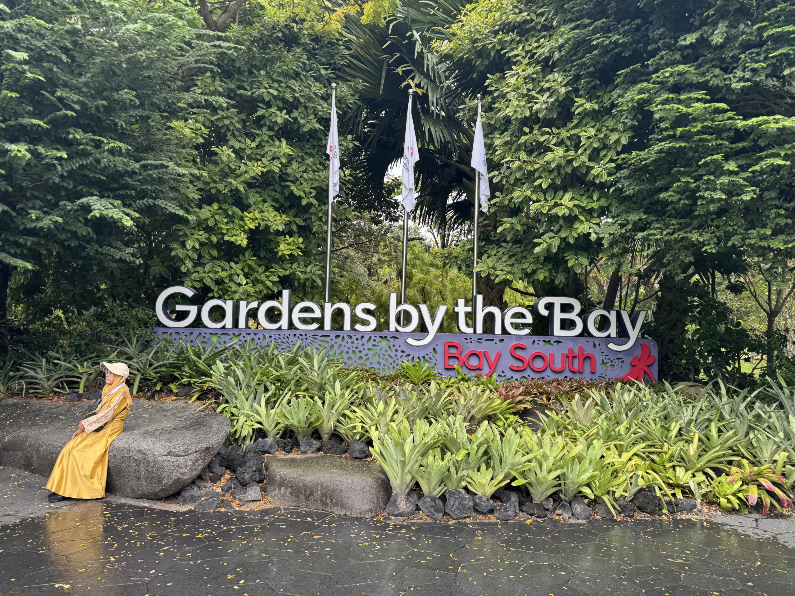 Gardens by the Bay v Singapure Nápis Gardens by the Bay pri vstupu do botanickej záhrady v Singapure