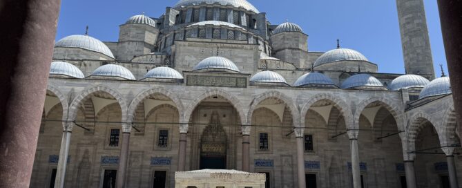 Istanbul za 5 dní - nádvorie mešity