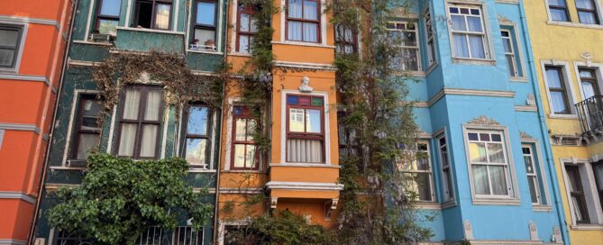 Istanbul za 5 dní - štvrť Balat s farebnými úzkymi domčekmi